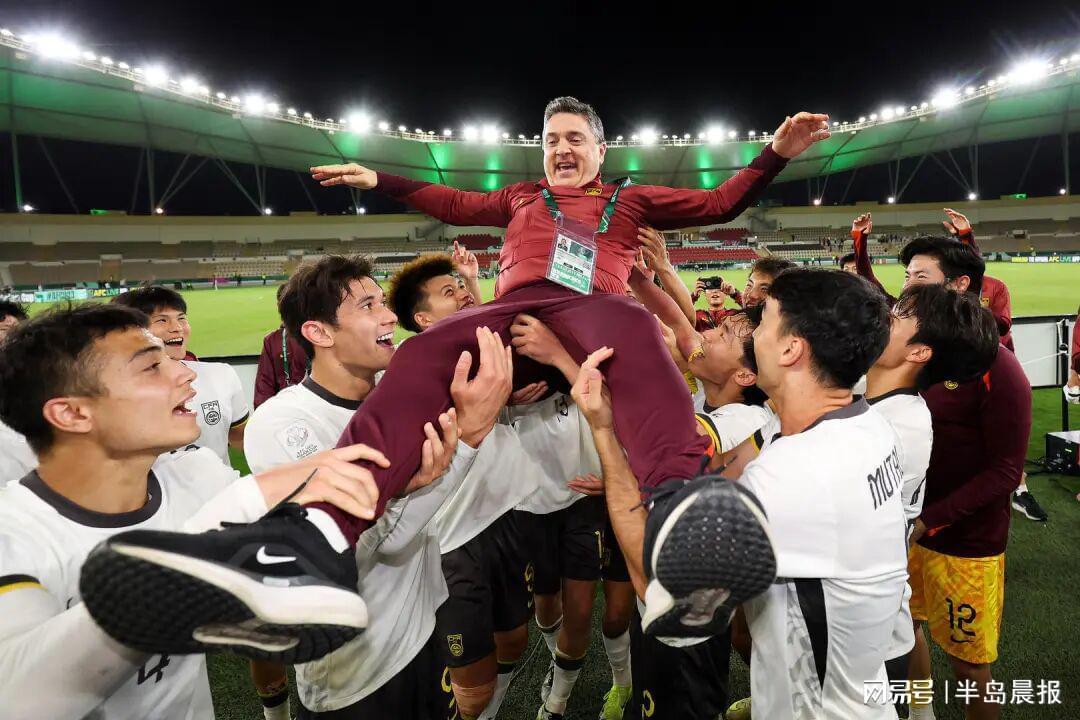 U23国足更衣室狂欢庆祝，主帅安东尼奥：先享受今天再考虑日本